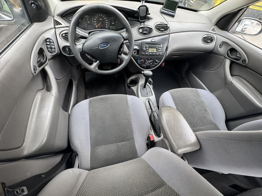2004 Ford Focus Image 8