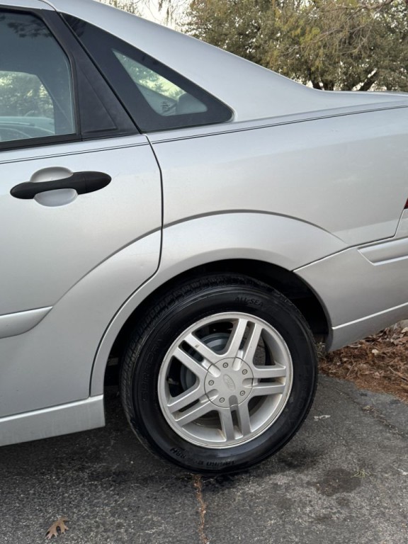 2004 Ford Focus Image 9