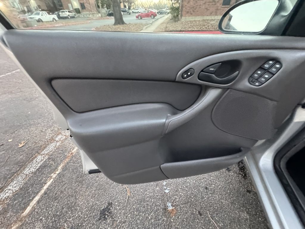 2004 Ford Focus Image 10