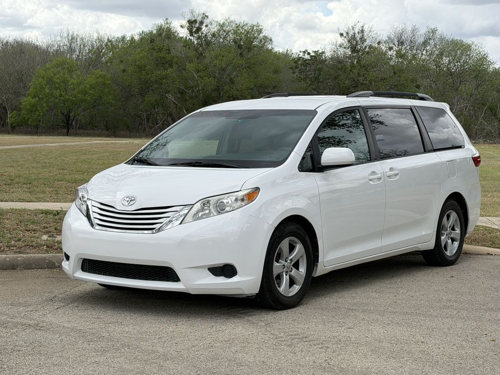 2015 Toyota Sienna Image 1