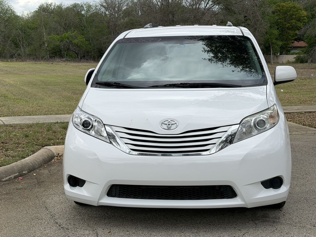 2015 Toyota Sienna Image 2