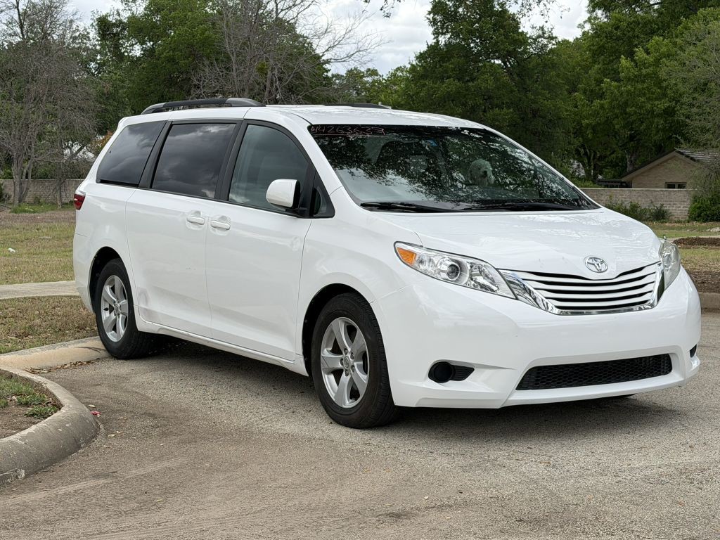 2015 Toyota Sienna Image 3