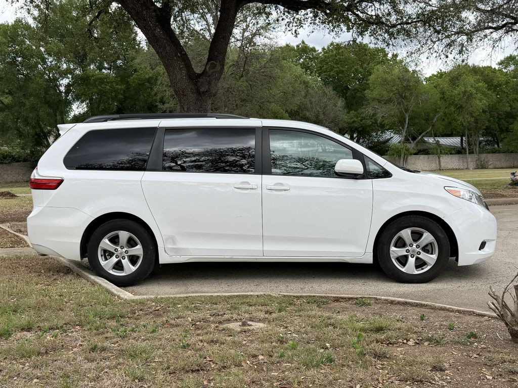 2015 Toyota Sienna Image 4