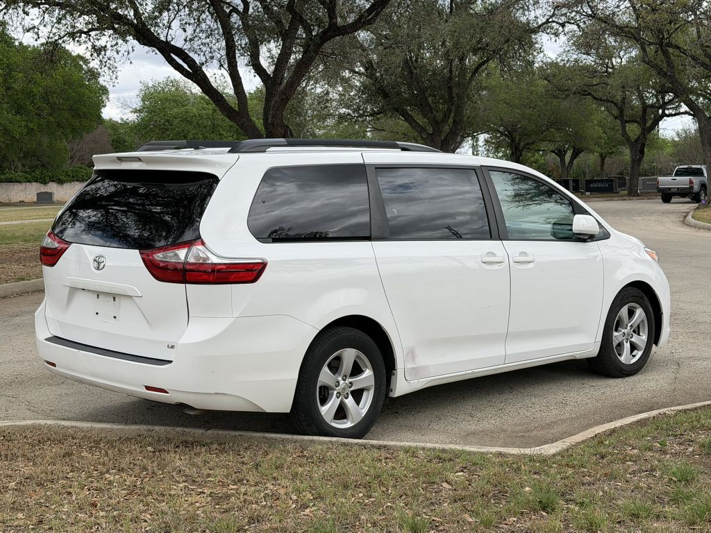 2015 Toyota Sienna Image 5