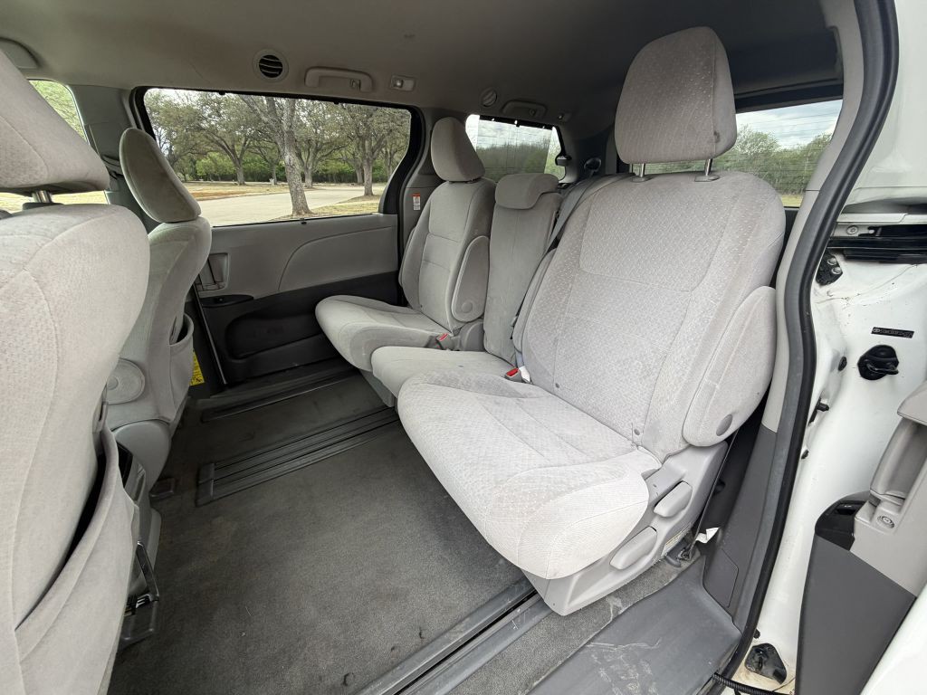 2015 Toyota Sienna Image 7