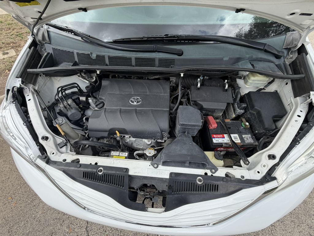 2015 Toyota Sienna Image 9