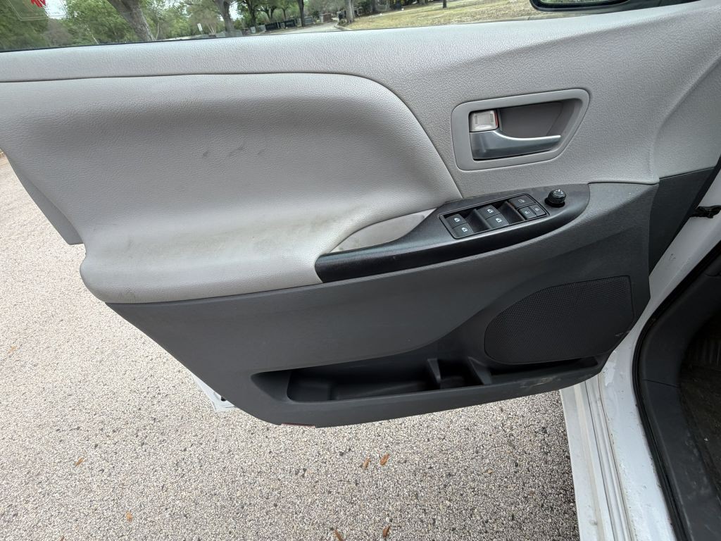 2015 Toyota Sienna Image 10