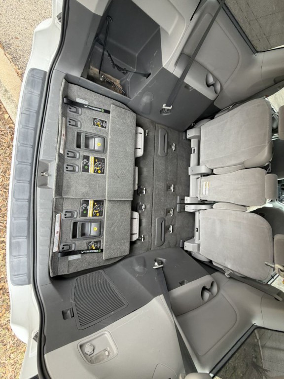 2015 Toyota Sienna Image 14