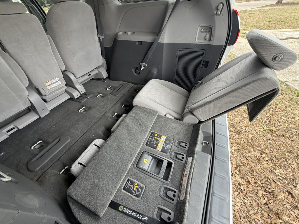 2015 Toyota Sienna Image 15