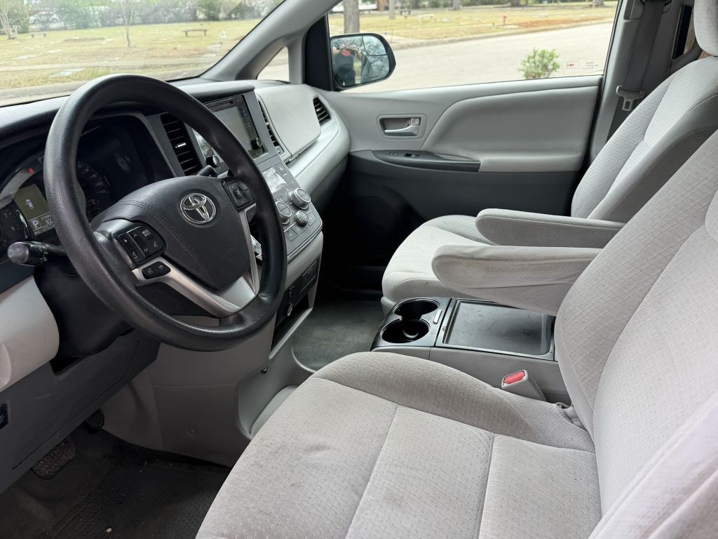 2015 Toyota Sienna Image 16