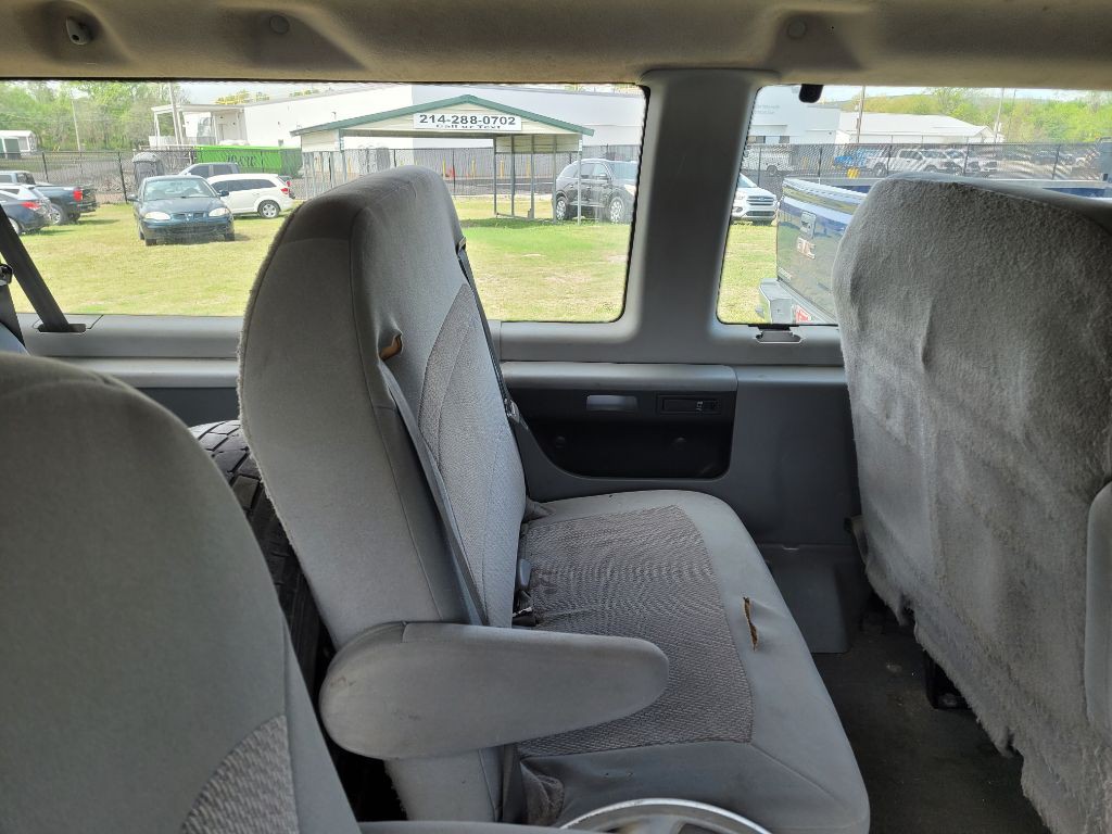 2006 Ford Econoline Image 2