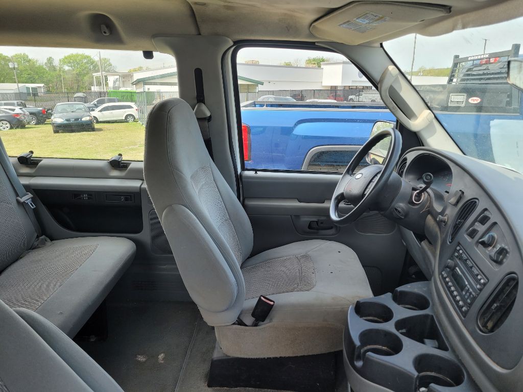 2006 Ford Econoline Image 3