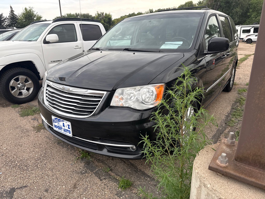2016 Chrysler Town & Country Image 2