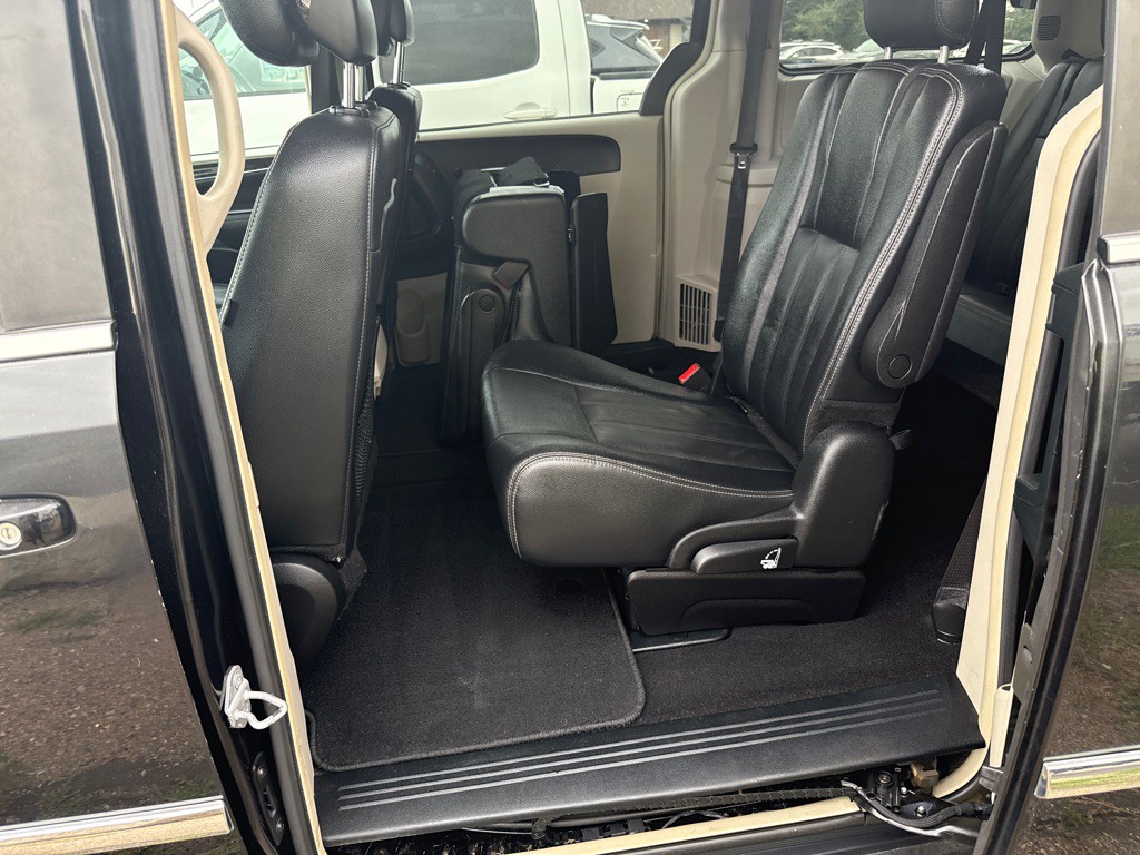2016 Chrysler Town & Country Image 7