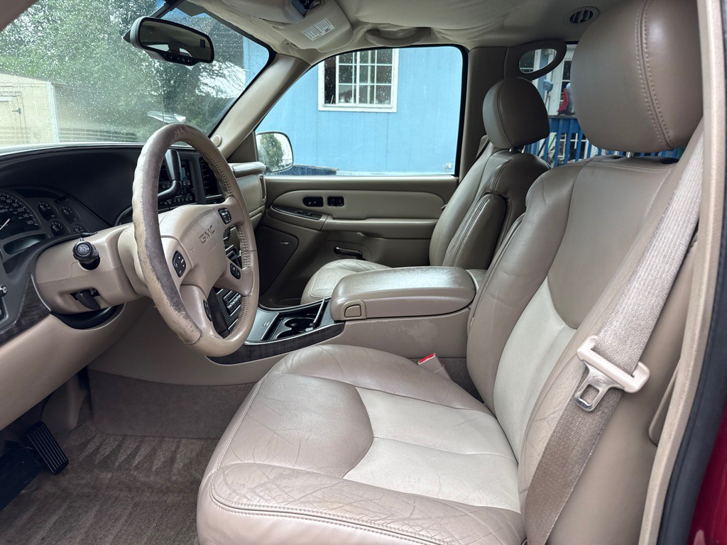 2004 GMC Yukon Image 8