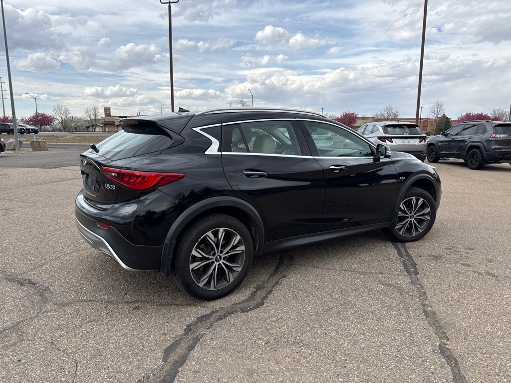 2017 INFINITI QX30 Image 4