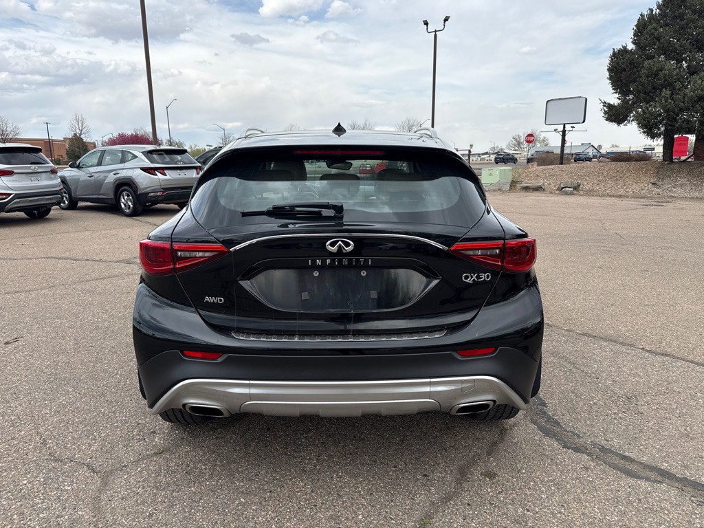 2017 INFINITI QX30 Image 5