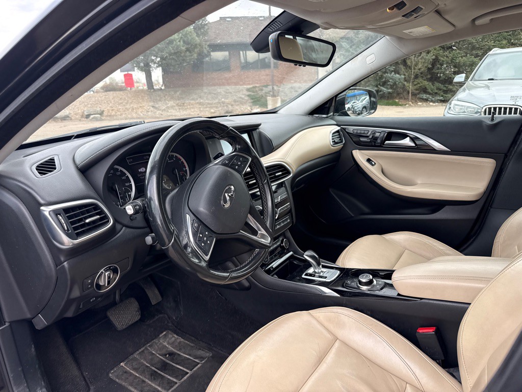 2017 INFINITI QX30 Image 9