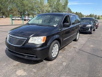 2014 Chrysler Town & Country Image 2