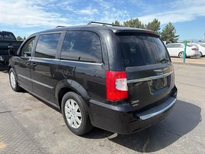 2014 Chrysler Town & Country Image 4