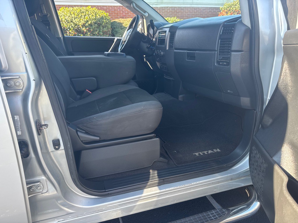 2014 Nissan Titan Image 23