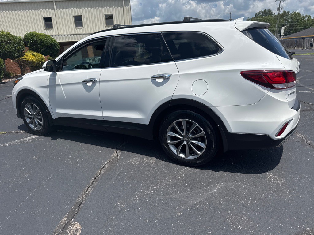 2017 Hyundai Santa Fe Image 2