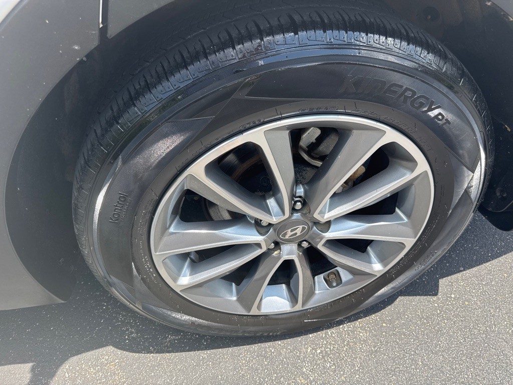 2017 Hyundai Santa Fe Image 8