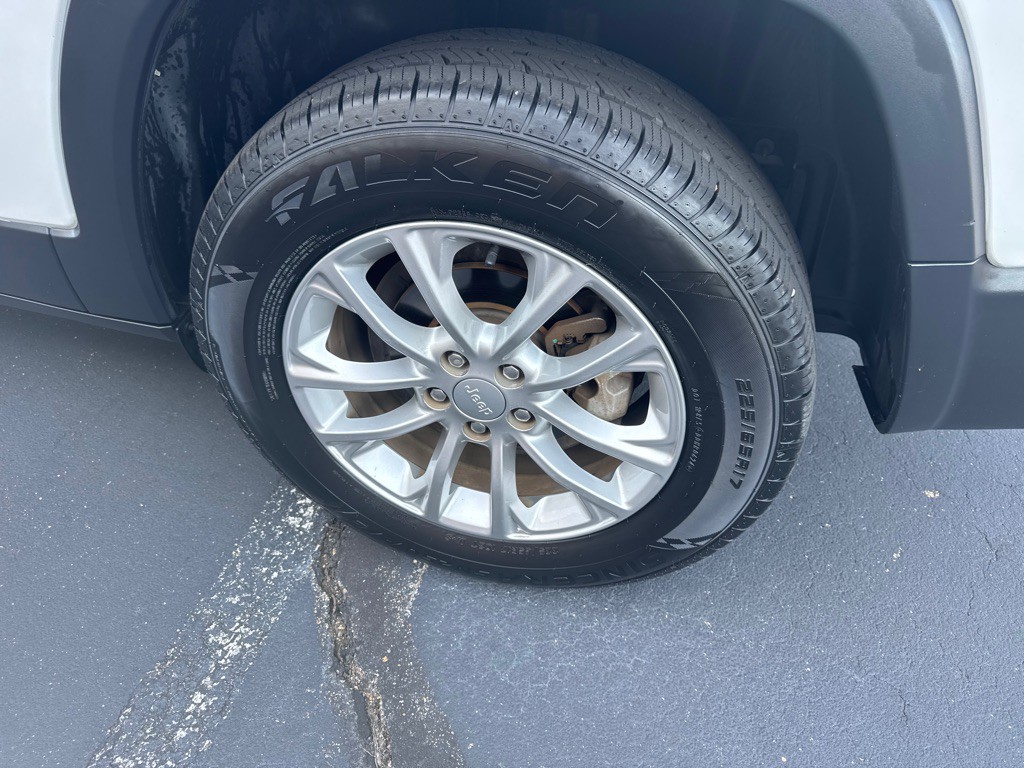 2019 Jeep Cherokee Image 3