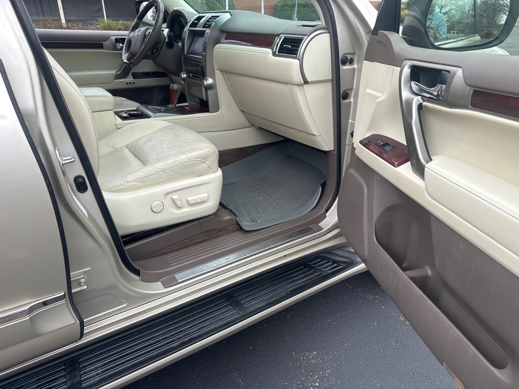 2012 Lexus GX Image 32