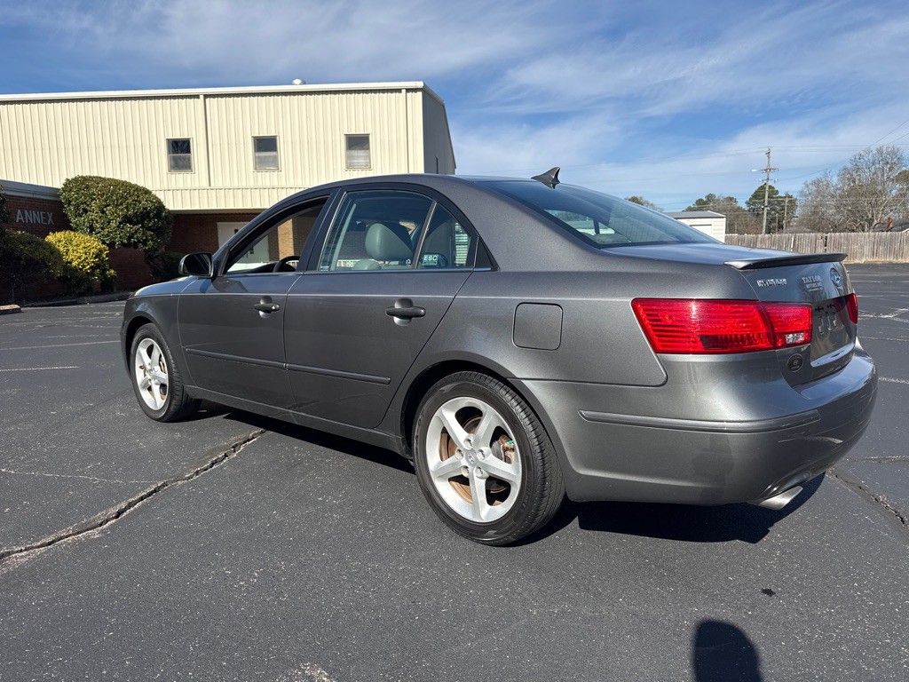 2010 Hyundai Sonata Image 2