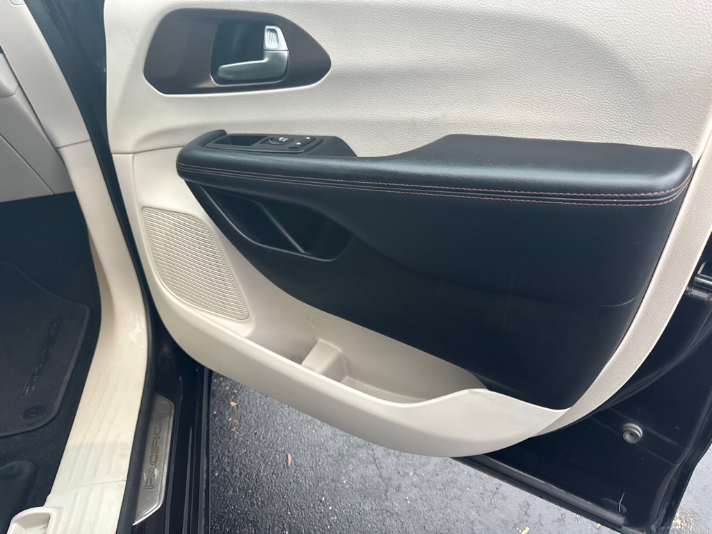 2017 Chrysler Pacifica Image 30