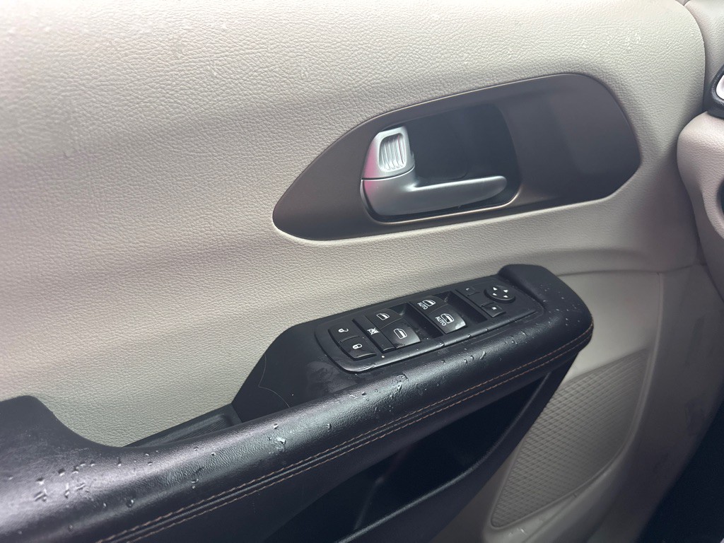 2017 Chrysler Pacifica Image 42