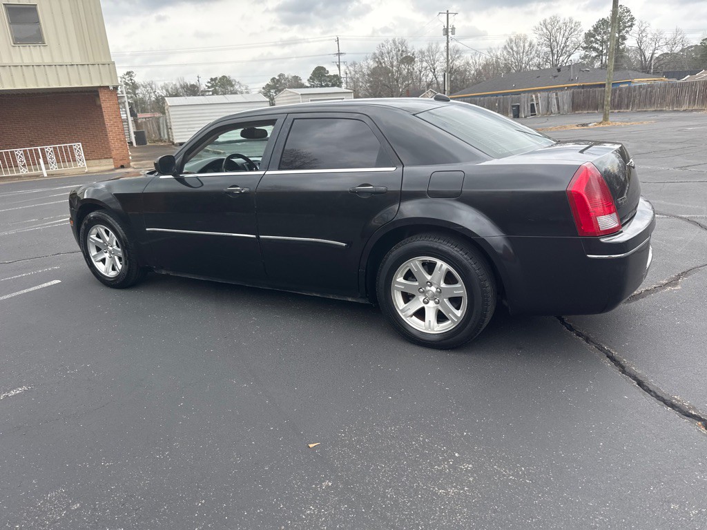 2006 Chrysler 300 Image 2