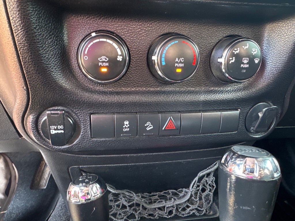 2013 Jeep Wrangler Image 39