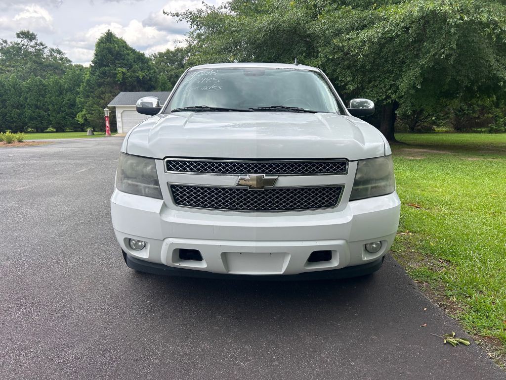 2008 Chevrolet Suburban Image 2