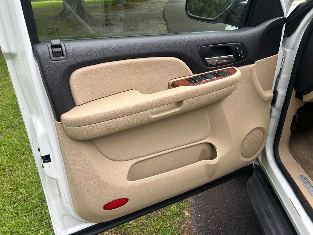 2008 Chevrolet Suburban Image 10