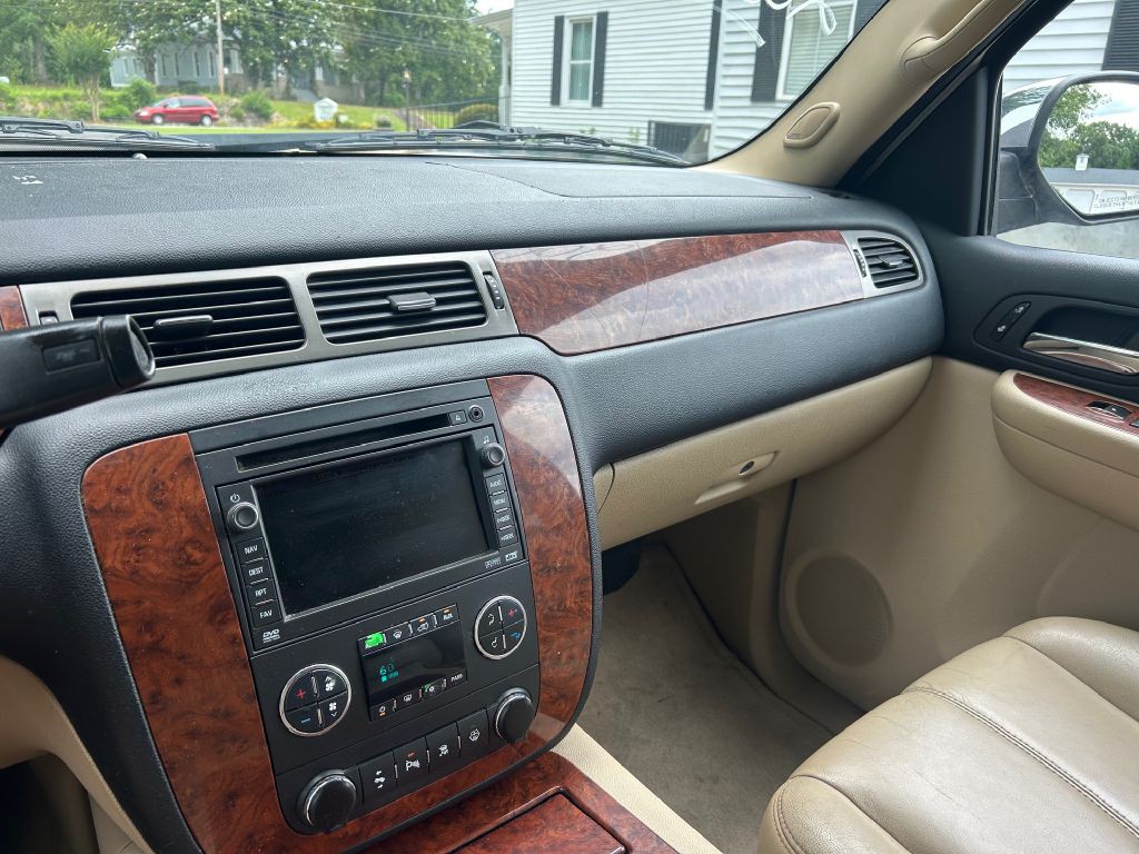 2008 Chevrolet Suburban Image 11