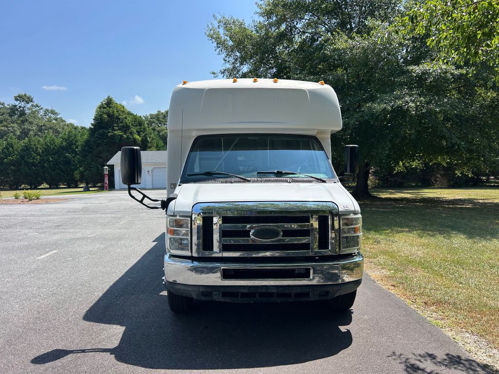 2015 Ford Econoline Image 2