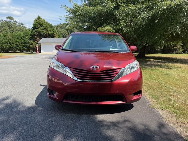 2015 Toyota Sienna Image 2