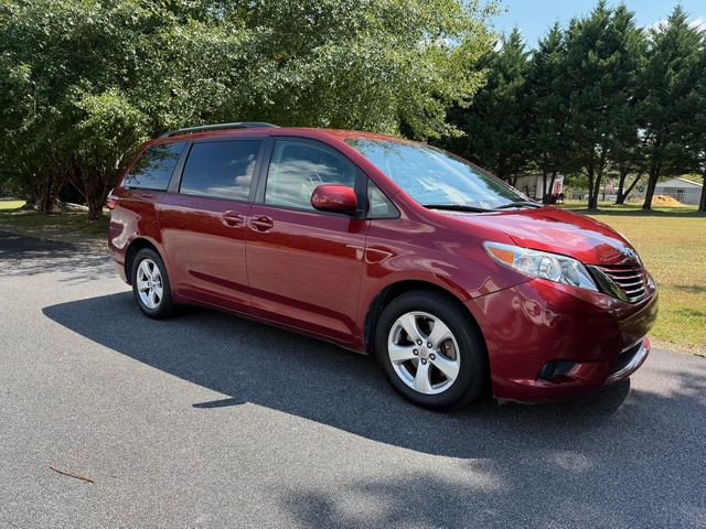 2015 Toyota Sienna Image 3