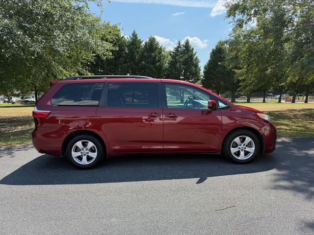 2015 Toyota Sienna Image 4