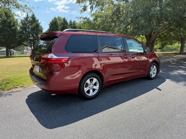 2015 Toyota Sienna Image 5