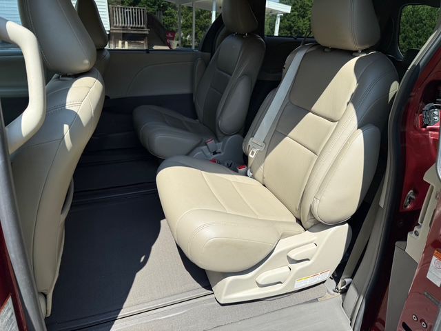 2015 Toyota Sienna Image 9