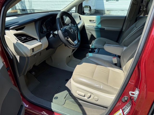 2015 Toyota Sienna Image 11