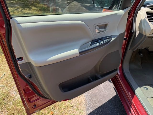 2015 Toyota Sienna Image 12