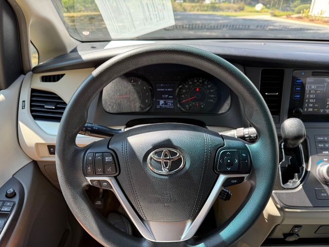 2015 Toyota Sienna Image 13