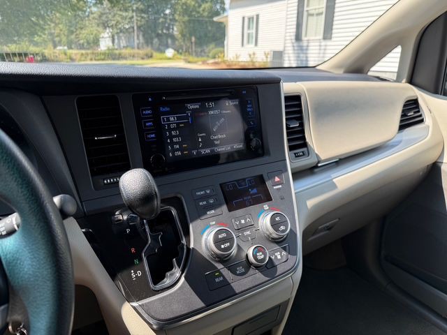 2015 Toyota Sienna Image 14