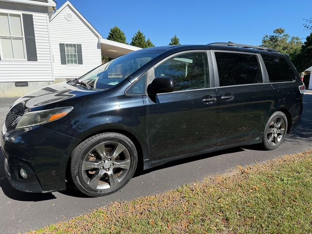 2016 Toyota Sienna Image 1