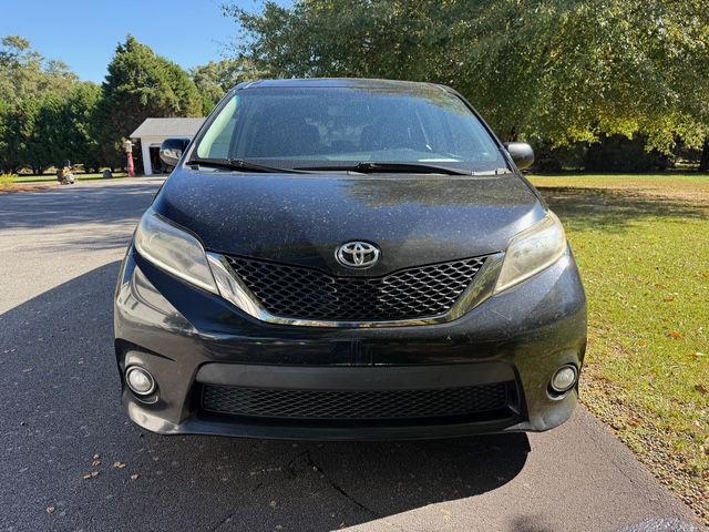2016 Toyota Sienna Image 2