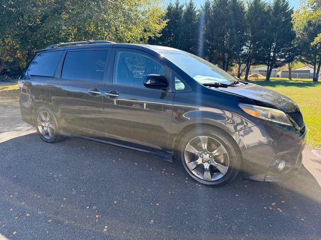 2016 Toyota Sienna Image 3